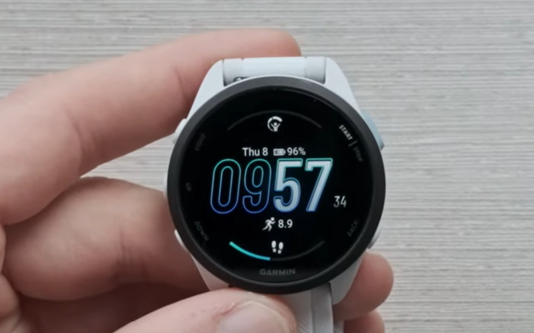 Garmin-Forerunner-165-smartwatch-in-silicone-bands Garmin Forerunner 165 in white